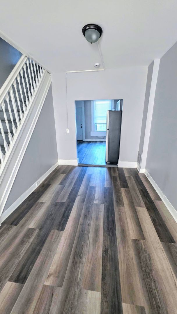 Foto del edificio - Beautiful Two Bedroom, Plus a Pass Through...