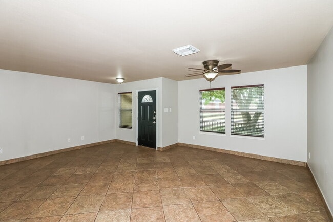 Building Photo - 5027 Oak Briar Ln