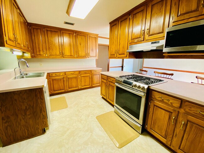 Building Photo - 4663 Rosewood Dr