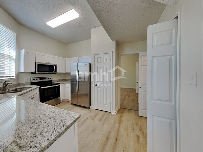 Foto del edificio - 225 Maple Ct