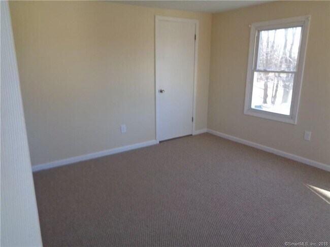 Foto del edificio - 454 Middle Tpke E