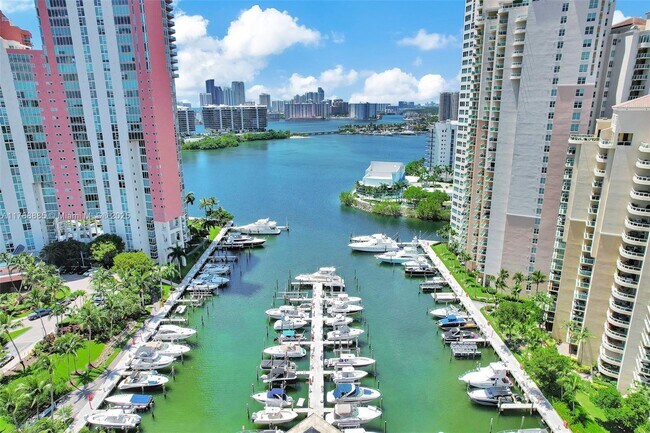 Foto del edificio - 3330 NE 190th St