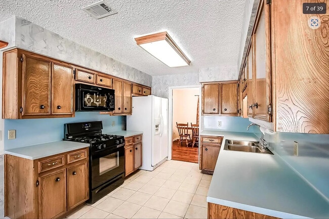 Building Photo - Room in Single Family Home on Magic Hill Dr