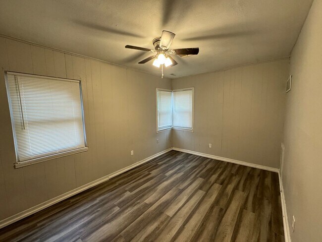Building Photo - $995 - 3 bed 1 bath - Single Family Home w...
