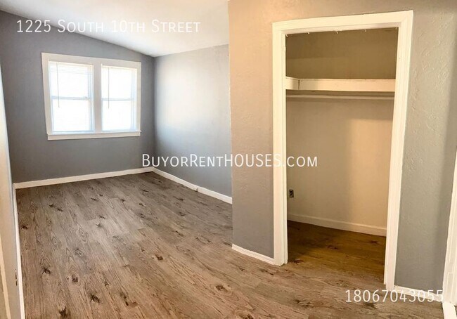 Building Photo - $499 Move-In Special (+ admin fee) + $0 De...