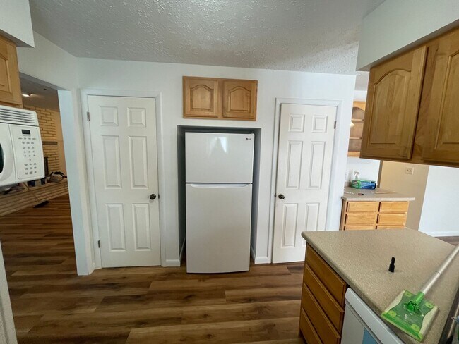 Building Photo - Large 5 Bedroom, 3 bath in Sandy