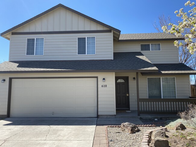 Building Photo - 601 NE Sandstone Ct