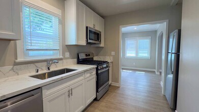 Building Photo - 4340-4342 Georgia St