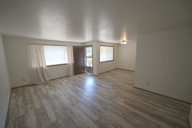 Building Photo - 3 bed 2 bath home in Port Angeles