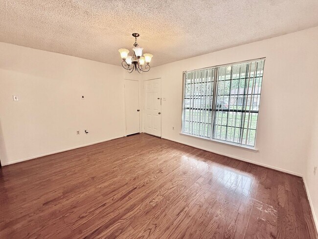 Foto del edificio - Charming 3BR/2BA Brick Home in Perkins Village – Spacious Yard & Cozy Fireplace