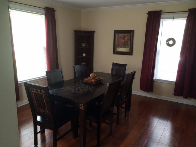 Building Photo - Updated 3bed / 3bath farmhouse.  Nice Loca...