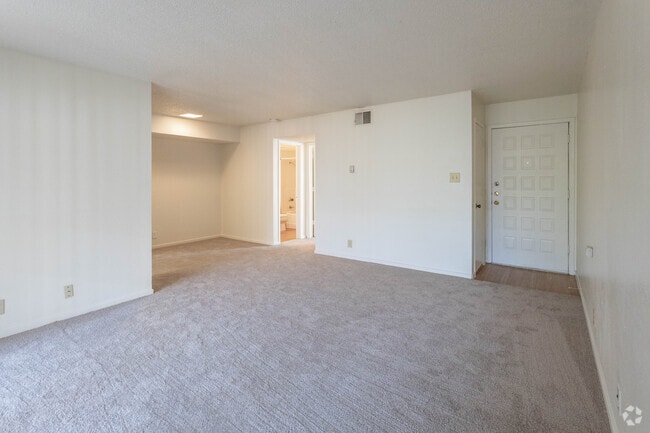 1BR, 1BA - 700 SF - Trinity Place