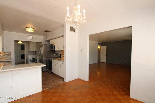 Foto del edificio - 909 W Avalon Dr