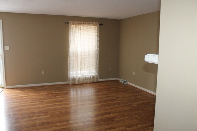 Building Photo - Town Home