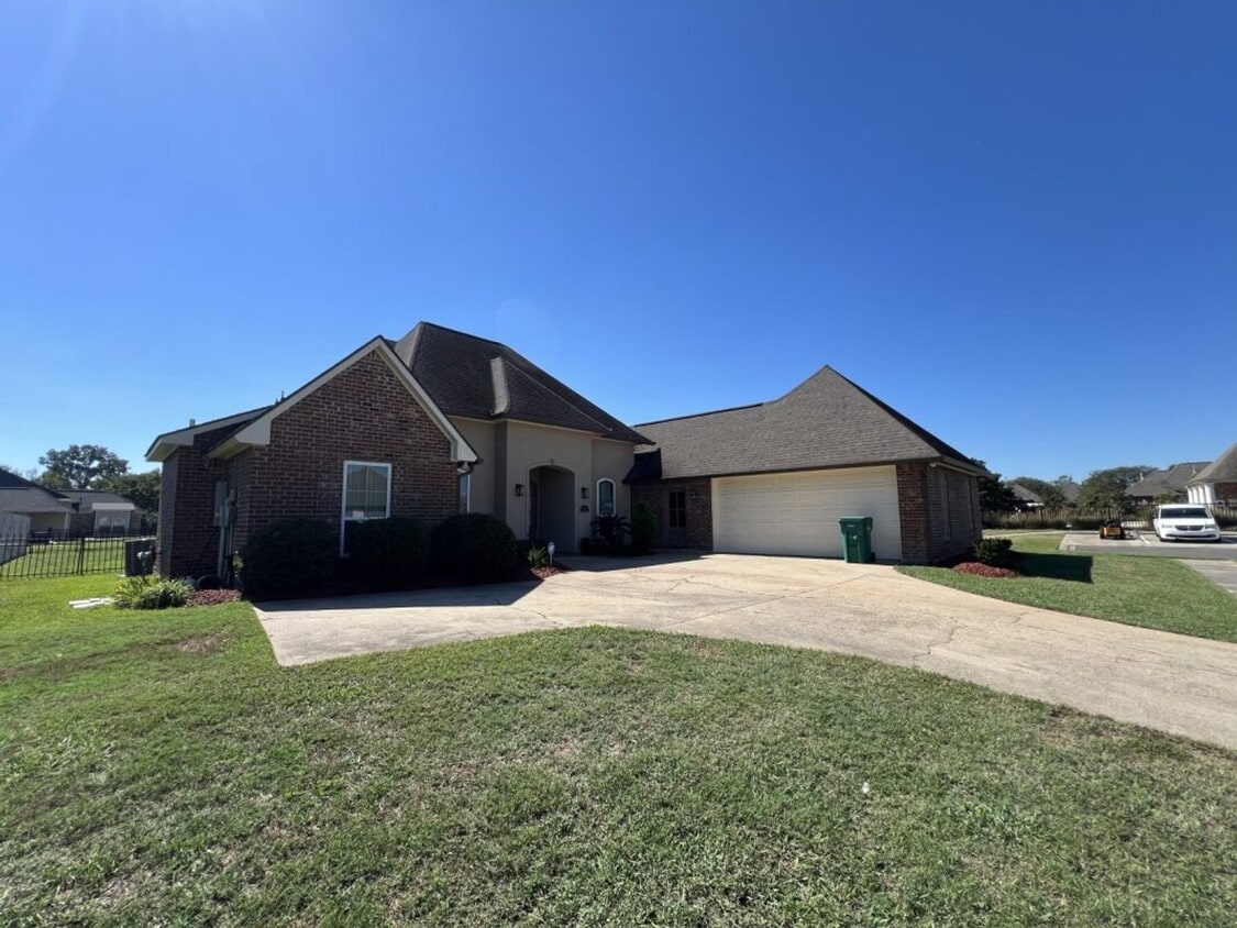 Must See! Beautiful 4 bd, 3 ba home in co... - Must See!  Beautiful 4 bd, 3 ba home in co...