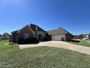 Building Photo - 3020 Twin Lakes