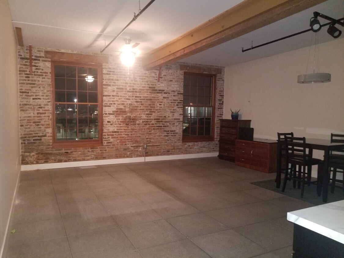 Primary Photo - 333 E 10th St