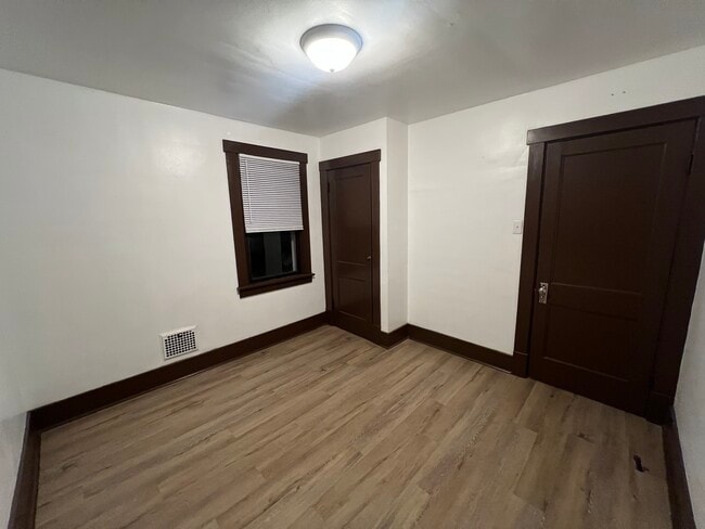 Building Photo - 320 Zara St