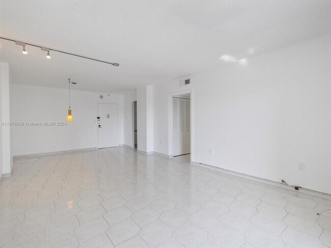 Building Photo - 400 Kings Point Dr