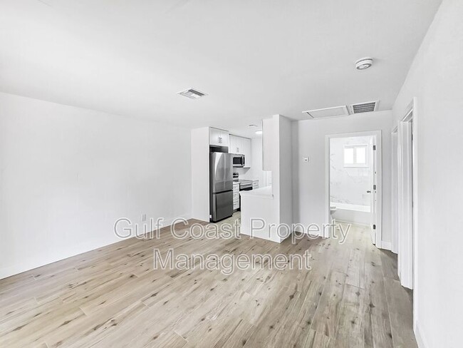 Building Photo - 518 12th St W