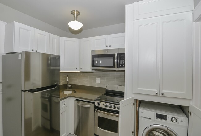 Building Photo - 817 W Lakeside Pl