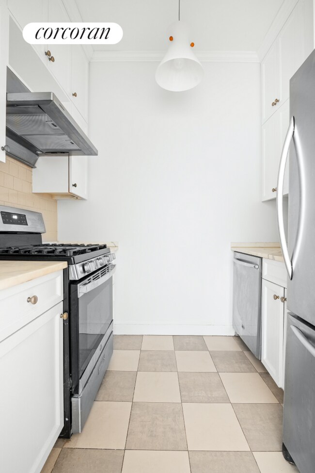Building Photo - 25 E 69th St