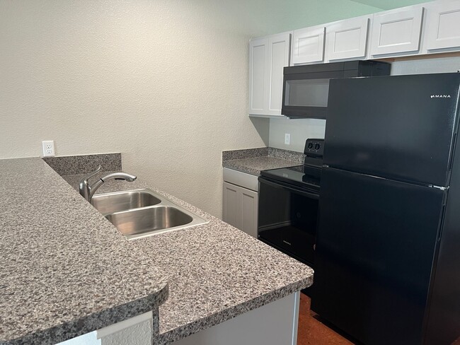 Foto del edificio - FOR LEASE - Nice 1 BR – 1 BA Unit With Sta...