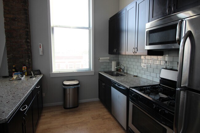 Building Photo - 7044 N Clark St