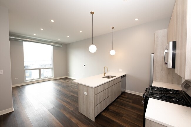Building Photo - Brand New Lakeview Apartments