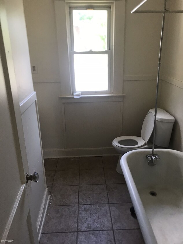 Primary Photo - 3 br, 1 bath Triplex - 35 Irvington St 2