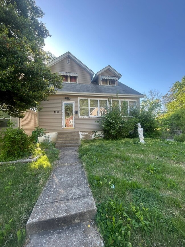Building Photo - 2118 Rosebud Ave