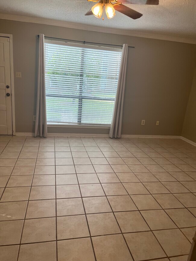 Foto del edificio - 5541 Riverstone Dr