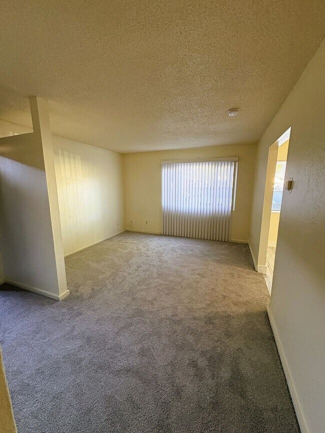 Foto del edificio - 8225-8227 Dowling St.