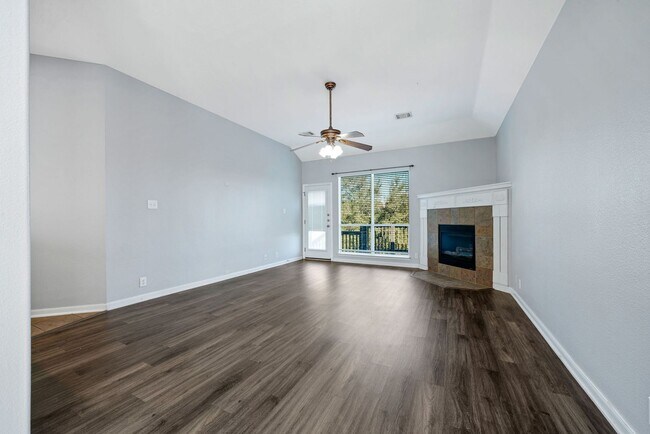 Foto del edificio - 4 bedroom 2.5 bathroom located in Enclave ...