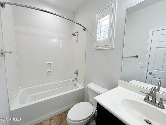 Foto del edificio - 7302 W Midway Ave