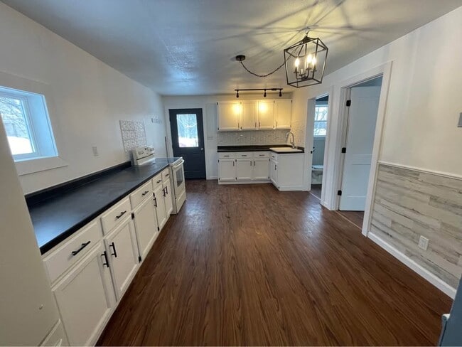 Building Photo - 401 W Hughitt St