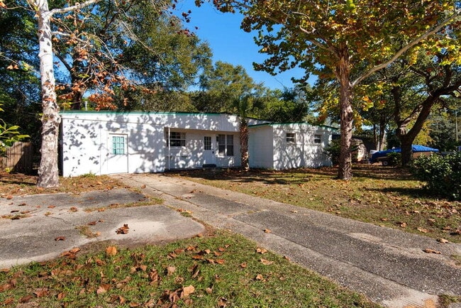 Building Photo - "Charming 3-Bedroom Home in Fort Walton Beach!"