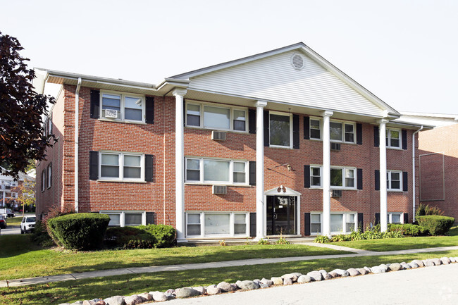 Colonial Court Apartments - Apartments in Hickory Hills, IL ...