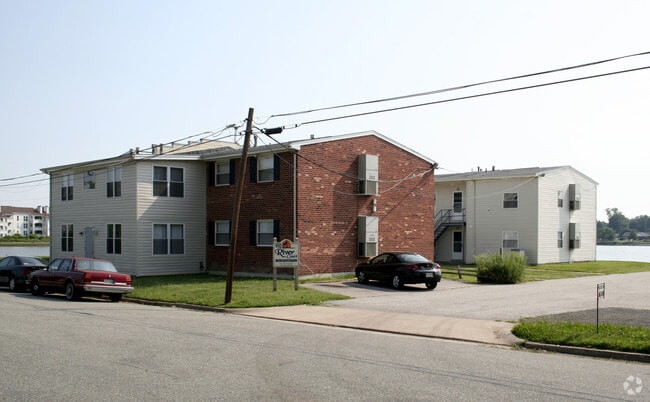 Building Photo - 724 River St