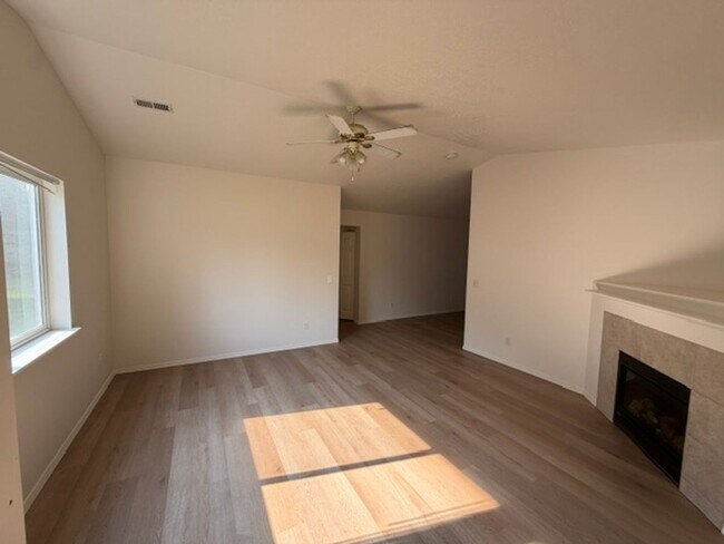 Foto del edificio - 104-108 E Jadynn Ct