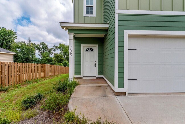 Foto del edificio - Like-new 4 bed/2.5 bath home for lease nea...
