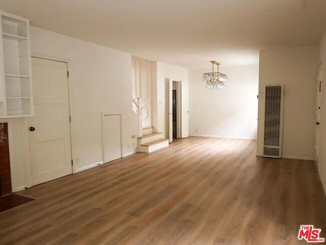 Foto del edificio - 1322 N Beverly Glen Blvd
