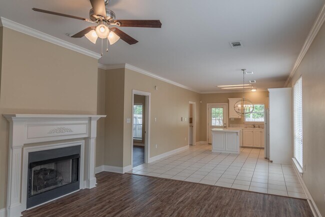 Building Photo - 5668 Ducros Dr