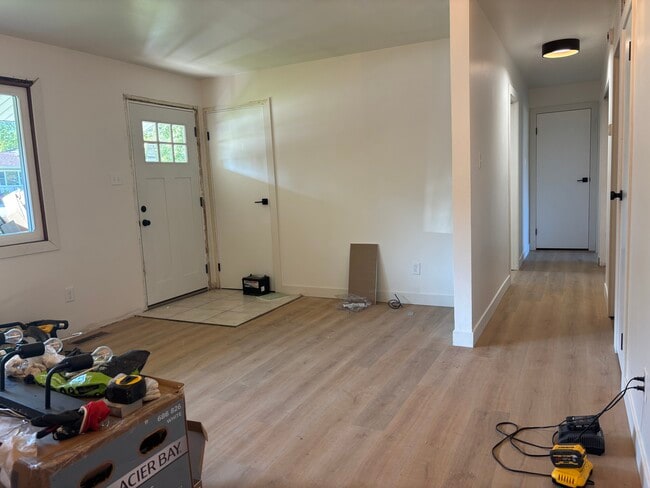 Building Photo - 408 Meadow Ln