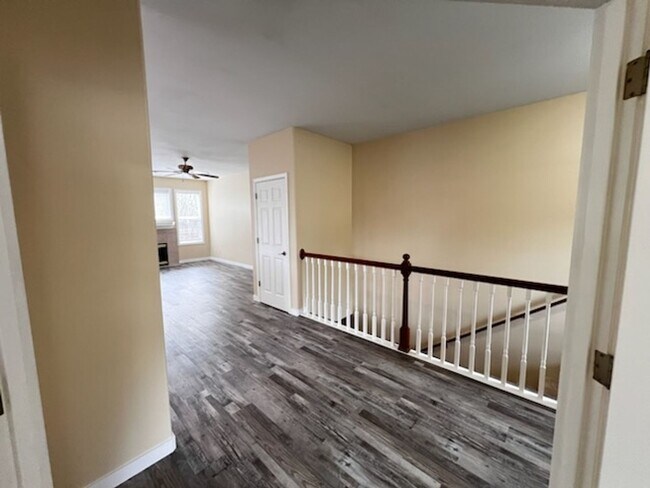 Foto del edificio - Elegant home in UP with primary bedroom suite on main level