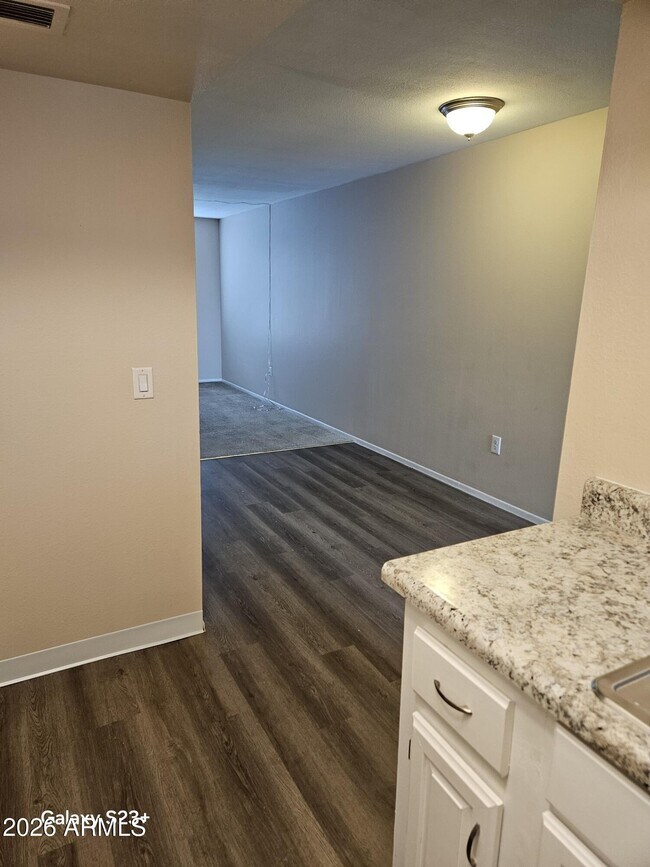 Building Photo - 461 W Holmes Ave