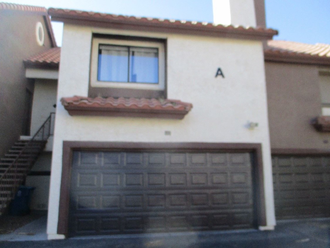 Foto principal - 3 br, 2.5 bath House - 2995 E Sunset #130 A