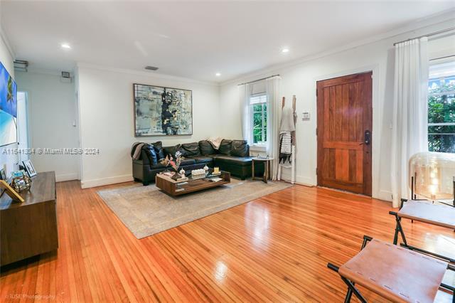 Building Photo - 833 Alberca St