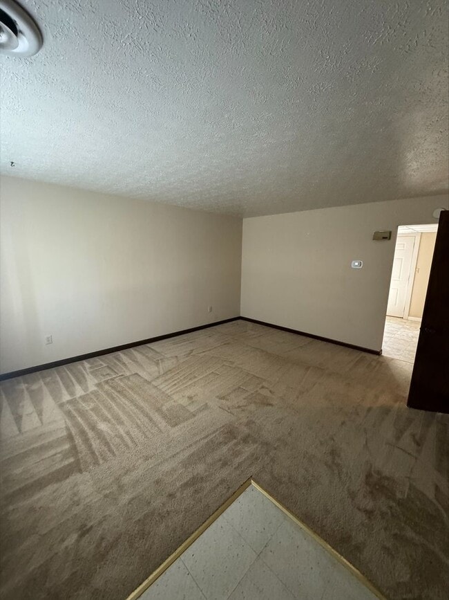 Building Photo - 405 E Poos Dr