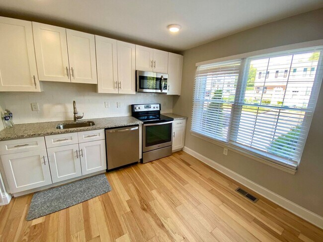 Building Photo - Charming 3 Bedroom/ 1.5 Bathroom Townhome ...
